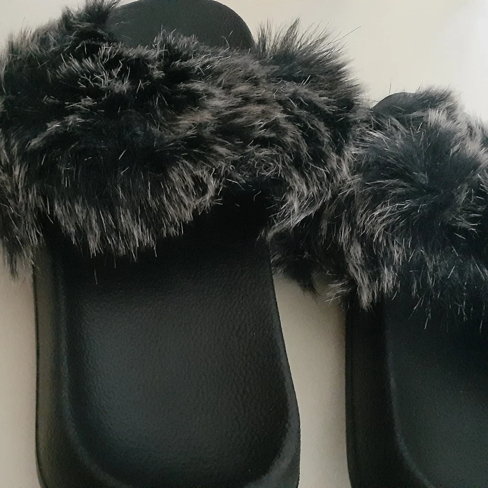 SOLD OUT Furry Sandals - Picture 6 of 10